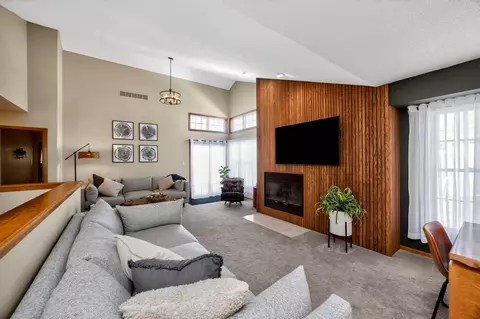 2428 81st Cir, Urbandale, IA 50322
