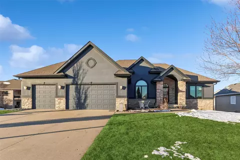 16223 Tanglewood Dr, Urbandale, IA 50323