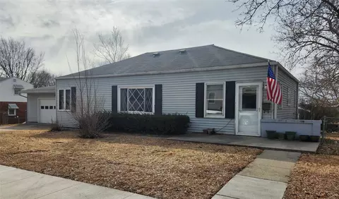 102 E Cronkhite St, Knoxville, IA 50138