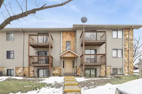 9557 University Ave #16, Clive, IA 50325