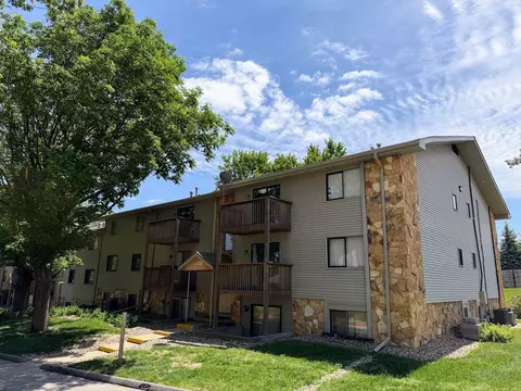 9557 University Ave #16, Clive, IA 50325