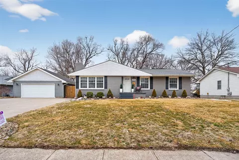 2520 E 25th St, Des Moines, IA 50317