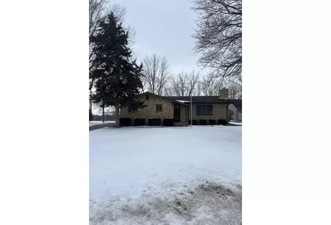 5303 E Oakwood Dr, Pleasant Hill, IA 50327