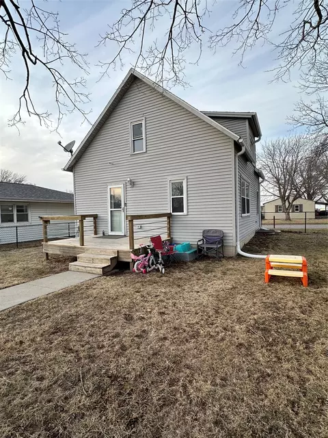 619 N 10th St, Winterset, IA 50273