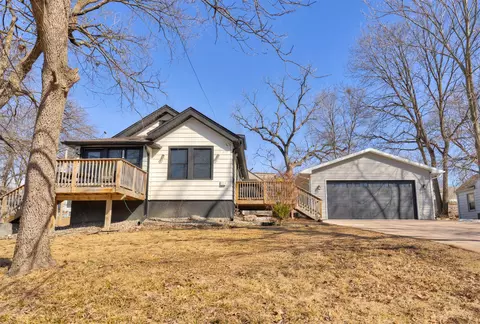 1637 Huntland Dr, Des Moines, IA 50310