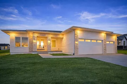 17212 Springbrook Trl, Urbandale, IA 50323