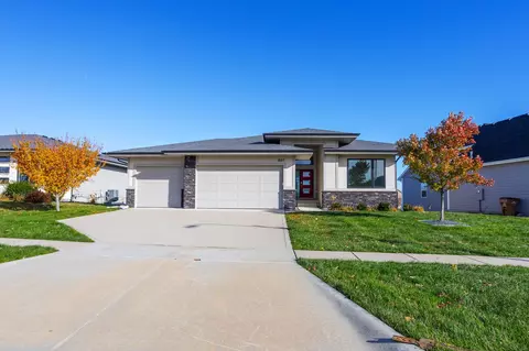 861 82nd Ct, West Des Moines, IA 50266