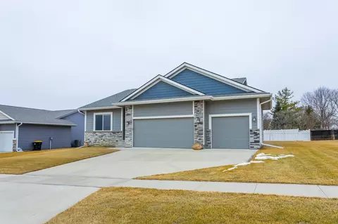 1105 Hunter Ct, Adel, IA 50003