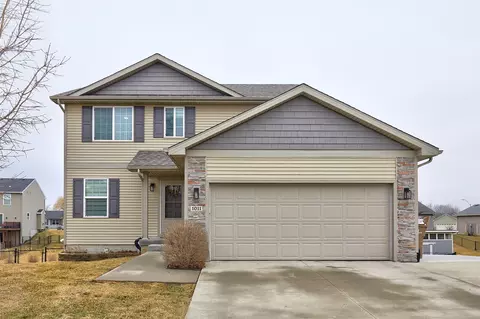 1011 Rolling Hills Ct, Norwalk, IA 50211