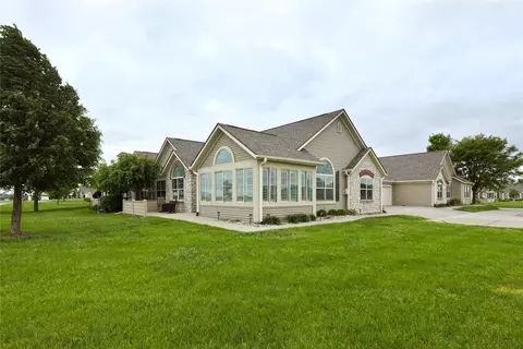 3305 SE Glenstone Dr #212, Grimes, IA 50111