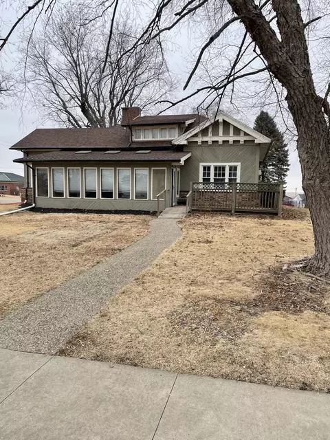 528 W Pershing Dr, Brooklyn, IA 52211