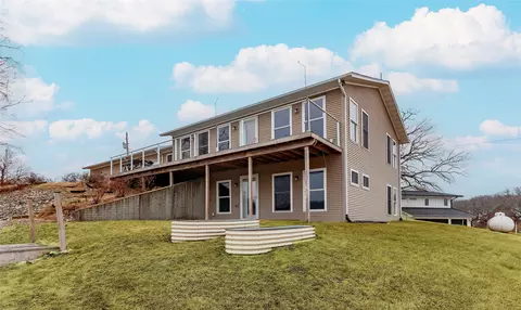 8104 Lakeshore Dr, Dexter, IA 50070