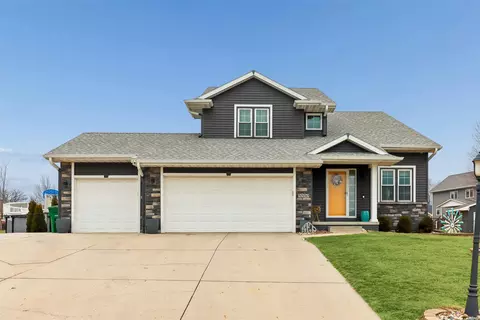 5550 Sunset Cir, Pleasant Hill, IA 50327