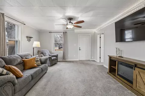 501 E 1st Ave, Indianola, IA 50125
