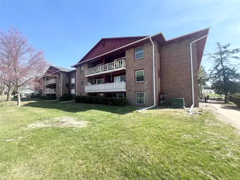 7815 Douglas Ave #101, Urbandale, IA 50322