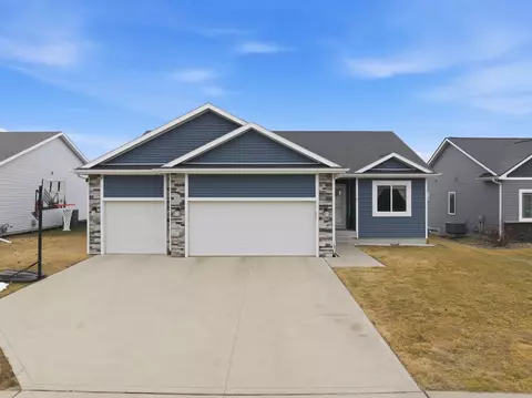 605 Lincoln St NE, Bondurant, IA 50035