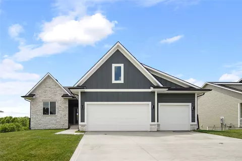 205 Timberview Cir, Pella, IA 50219