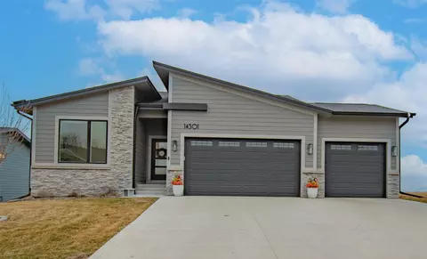 14301 Sutton Dr, Urbandale, IA 50323