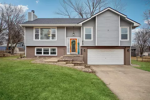 213 34th Ct, West Des Moines, IA 50265