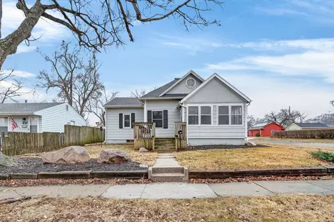 436 9th St, West Des Moines, IA 50265