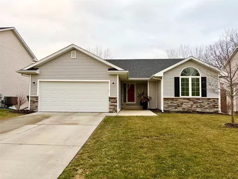 4385 Meadow Valley Dr, West Des Moines, IA 50265