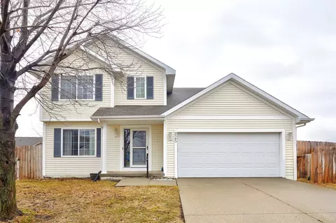825 SE Hummingbird Cir, Waukee, IA 50263