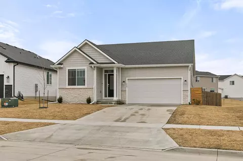 290 NW Rosemont Cir, Waukee, IA 50263