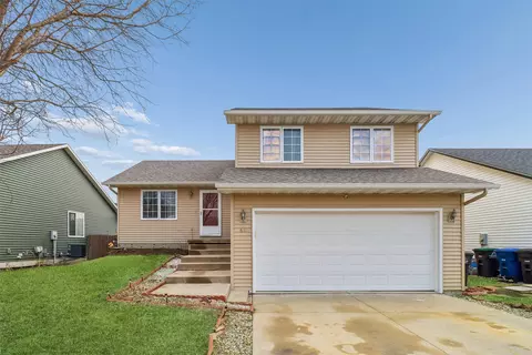 2633 Whispering Ridge Dr, Des Moines, IA 50320