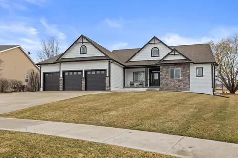 330 Georgetown Pl, Norwalk, IA 50211