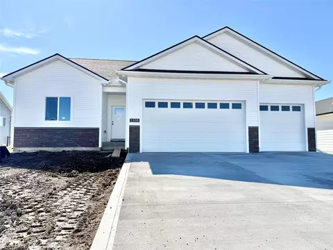 1930 Tuscany Dr SE, Altoona, IA 50009
