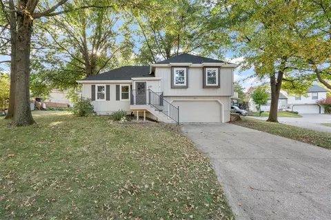 717 Heatherwood Dr, West Des Moines, IA 50265