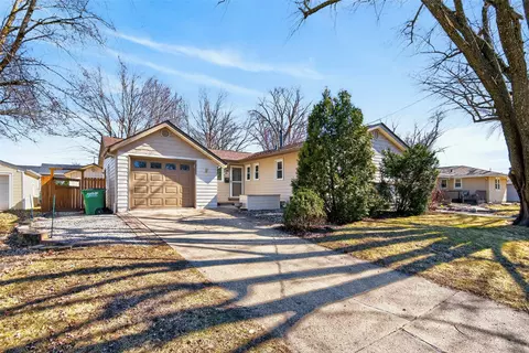 541 32nd St, West Des Moines, IA 50265