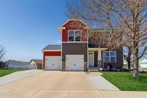 3204 Maple Dr SW, Bondurant, IA 50035