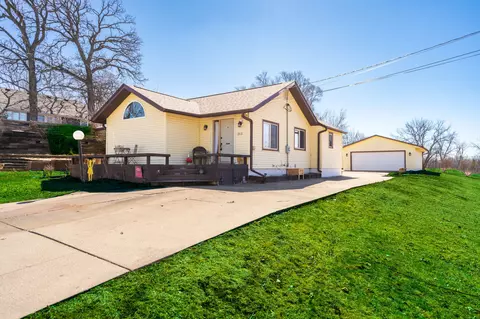 213 N 15th Ave W, Newton, IA 50208