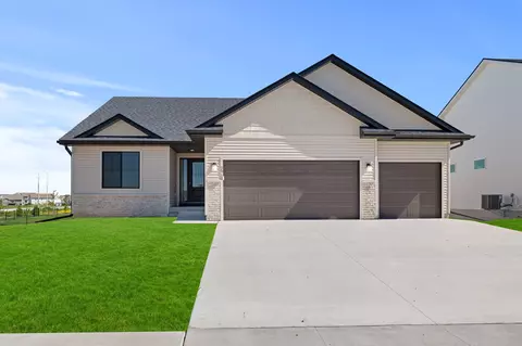 2910 NW Reinhart Dr, Ankeny, IA 50023