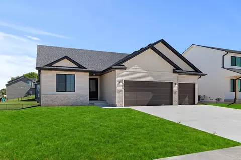 2910 NW Reinhart Dr, Ankeny, IA 50023