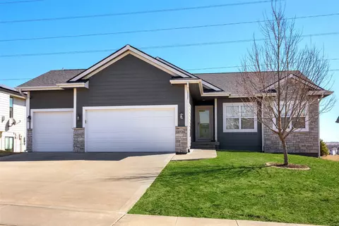 2726 Shady Lane Dr, Norwalk, IA 50211