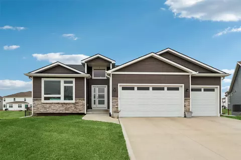 1210 NW Pine Bluff Cir, Waukee, IA 50263