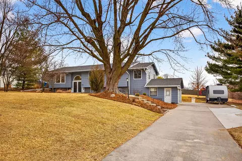 6833 Coburn Ln, Johnston, IA 50131