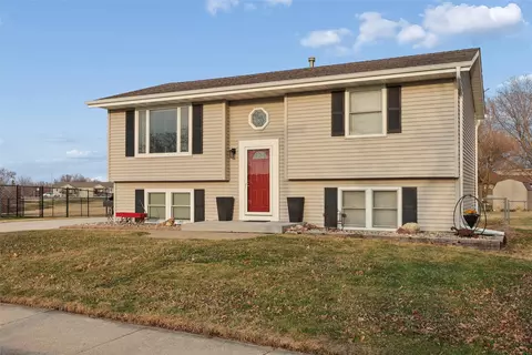 702 Crestwood Dr, Huxley, IA 50124