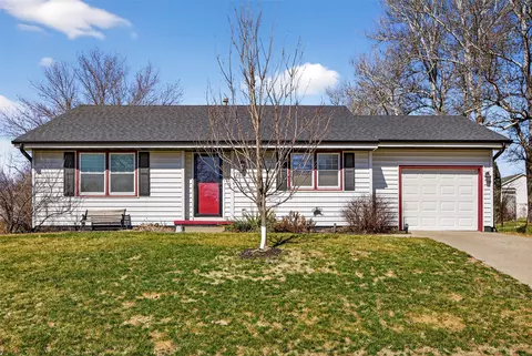 2319 Shady Lane Dr, Norwalk, IA 50211