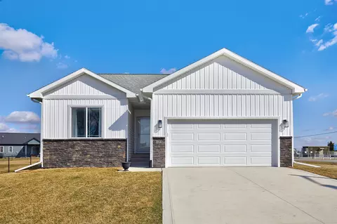 103 All Saints Dr, Stuart, IA 50250