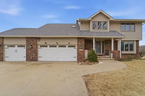 5612 Cody Dr, West Des Moines, IA 50266