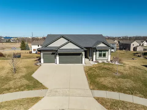 5348 162nd Ct, Urbandale, IA 50323
