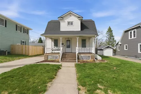 810 N 7th Ave W, Newton, IA 50208