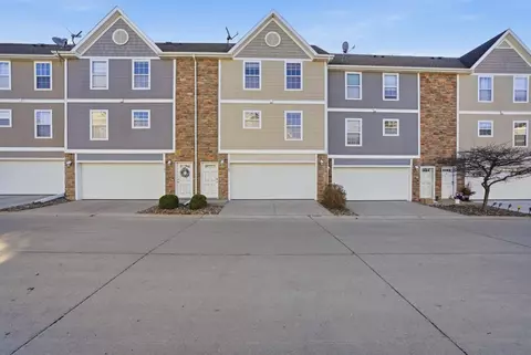 1165 Oak Creek Dr, Pleasant Hill, IA 50327