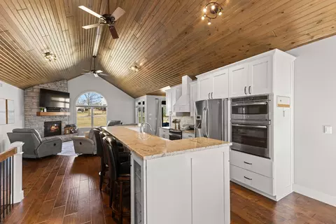1024 Fountain View Dr, Pella, IA 50219
