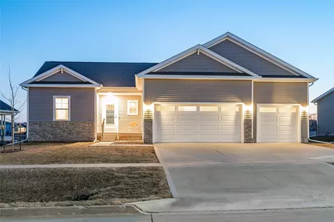 7920 NW 95th St, Johnston, IA 50131