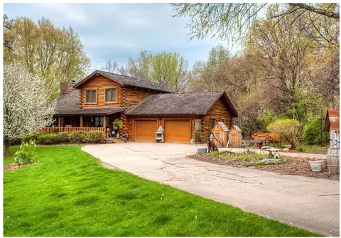 6640 NW Beaver Dr, Johnston, IA 50131