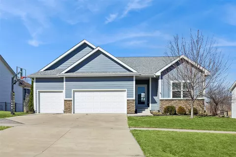 9635 Marnewood Dr, Johnston, IA 50131